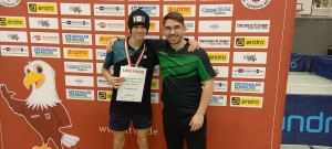 Das Foto zeigt links unseren Nachwuchsspieler Tom Rosenberg zusammen mit seinem Trainer Thomas Jannek nach dem Wettkampf.
