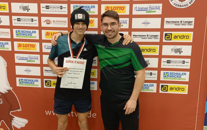Das Foto zeigt links unseren Nachwuchsspieler Tom Rosenberg zusammen mit seinem Trainer Thomas Jannek nach dem Wettkampf.
