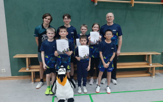 hinten v.l.n.r. Tom Rosenberg, Richard Materne, Jakob Büntgen, Greta Exler, Jan Mundt vorne v.l.n.r. Janne Laube, Charles Linné, Carlos Linné, Maximilian Tian und Maskottchen “Thomas“